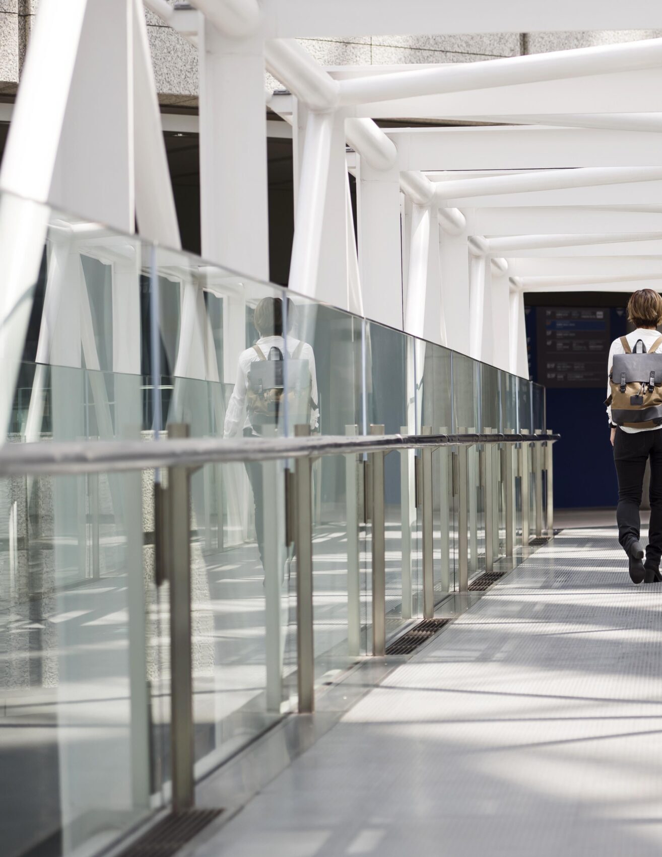 Cubiertas mujer de tiro largo con mochila